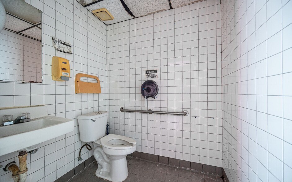 More Photos Of 6669 US-129 Hwy, Live Oak Convenience Store For Sale