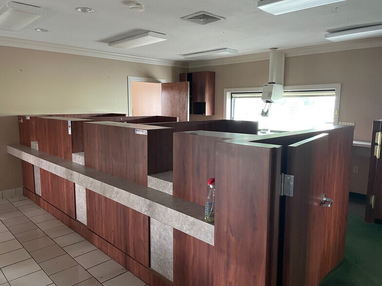 More Photos Of 184 Stone Container Dr, Clarksville Bank For Lease