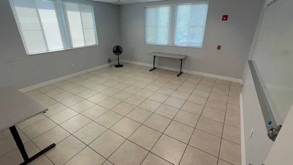 More Photos Of 4940 Bayline Dr, North Fort Myers Warehouse For Lease