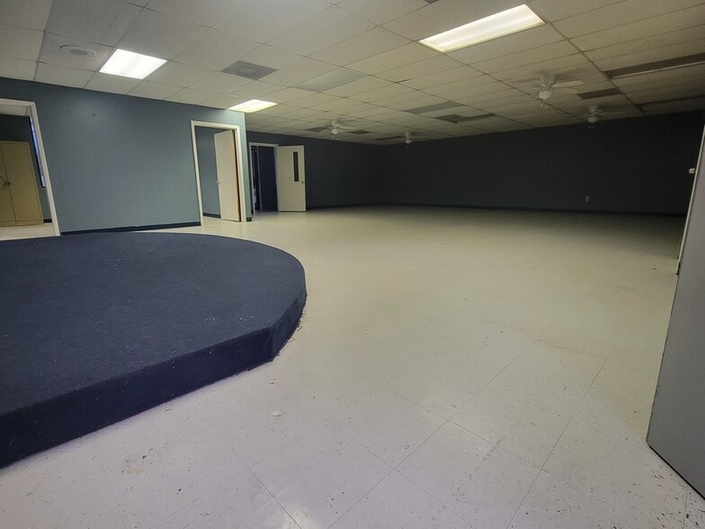 More Photos Of 8428 New Kings Rd, Jacksonville Storefront Retail Office For Lease