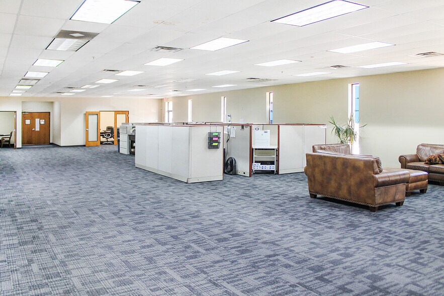 More Photos Of 119 Regal Row, Dallas Warehouse For Lease