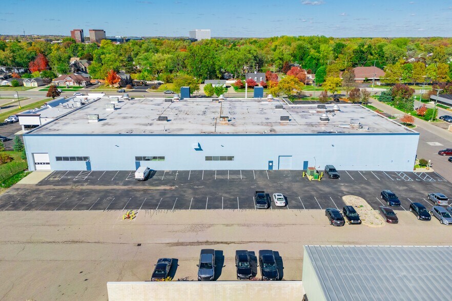More Photos Of 190 E Maple Rd, Troy Warehouse For Lease