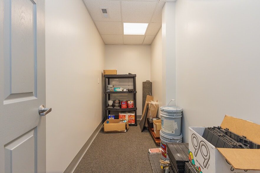 More Photos Of 5513 N Oxford St, Indianapolis Showroom For Lease