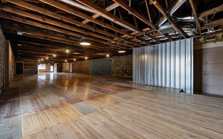 More Photos Of 122 N Main St, Washington General Retail For Lease