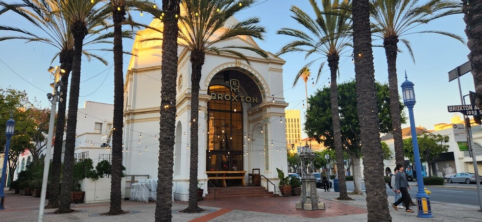 Primary Photo Of 1099 Westwood Blvd, Los Angeles Restaurant For Lease