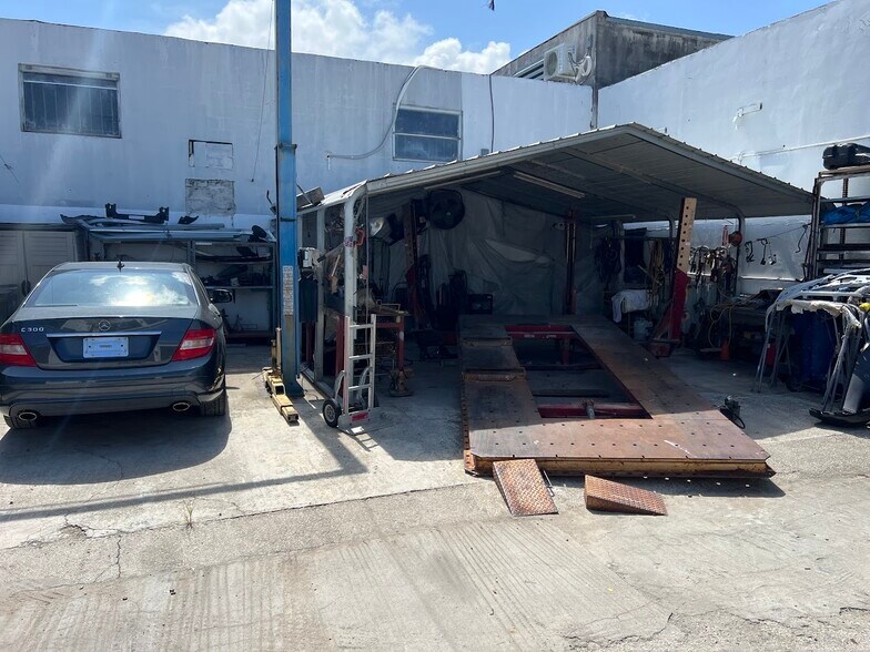 More Photos Of 205 N Dixie Hwy, Hallandale Beach Service For Sale