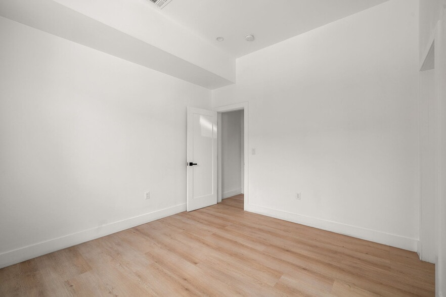 More Photos Of 1933 Magnolia Ave, Los Angeles Apartments For Sale