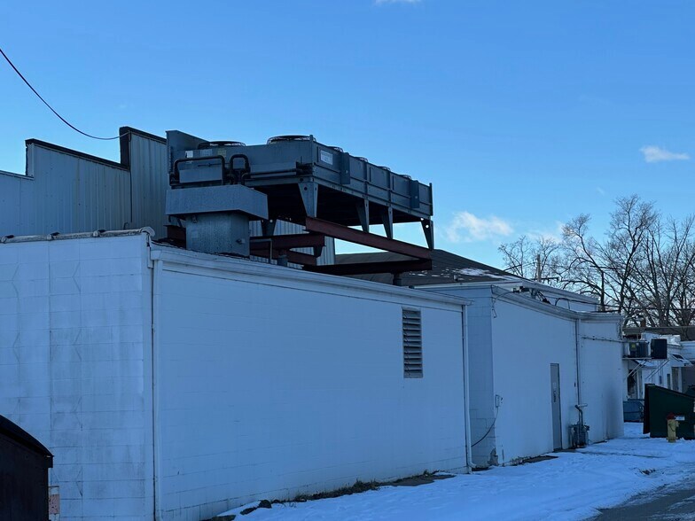 More Photos Of 1001-1105 Derby St, Pekin Unknown For Lease