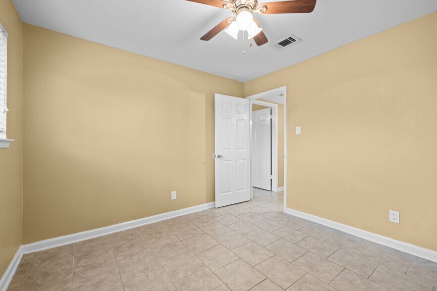 More Photos Of 601 E Coombs St, Alvin Apartments For Sale