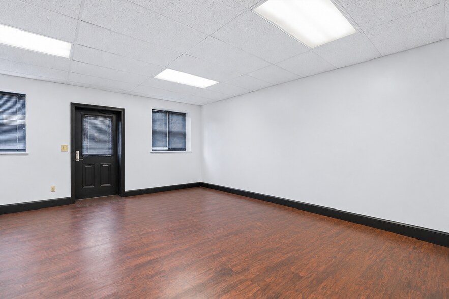 More Photos Of 118 Grand St, Kingston Freestanding For Sale