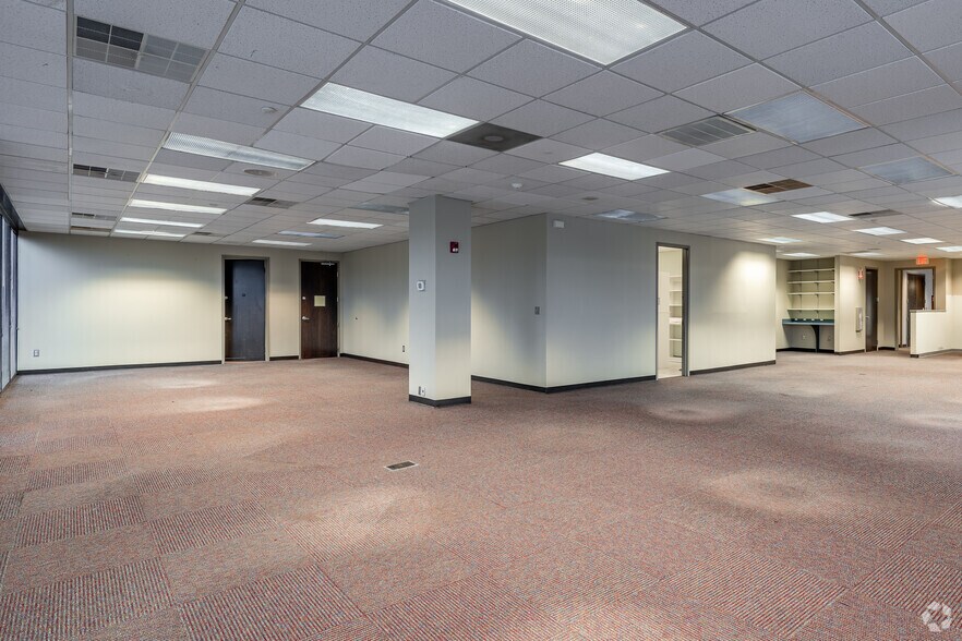 More Photos Of 8800 Roswell Rd, Sandy Springs Office For Sale