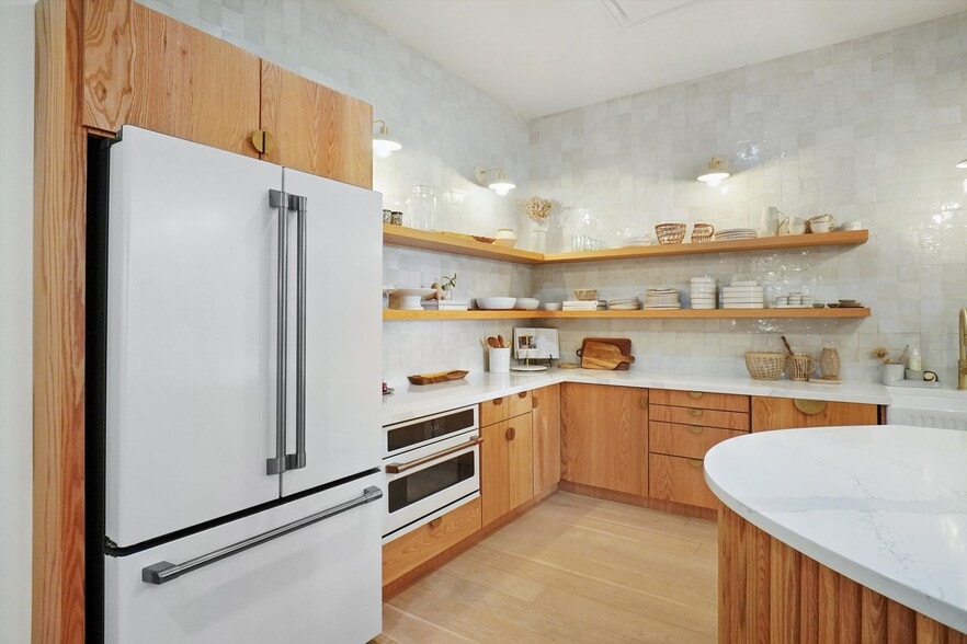 More Photos Of 409 N Oak St, Roanoke Storefront Retail Office For Lease