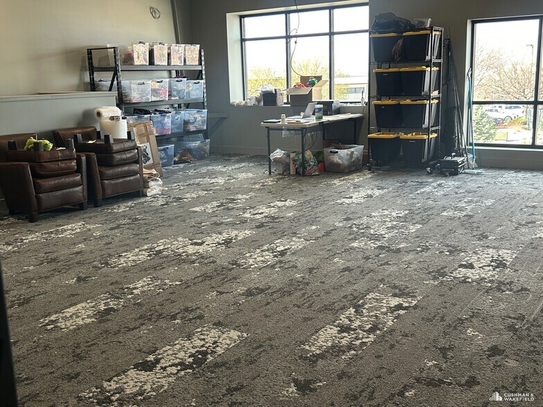 More Photos Of 7287 Greenridge Rd, Windsor Showroom For Sale