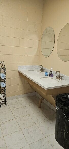 More Photos Of 302 W Colonial Trail Hwy, Blackstone Freestanding For Lease