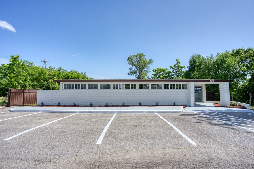 More Photos Of 1414 Forest Ln, Garland Office For Lease