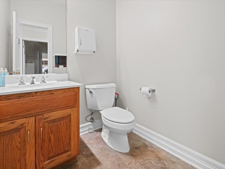 More Photos Of 123 Medical Dr, Palestine Healthcare For Sale