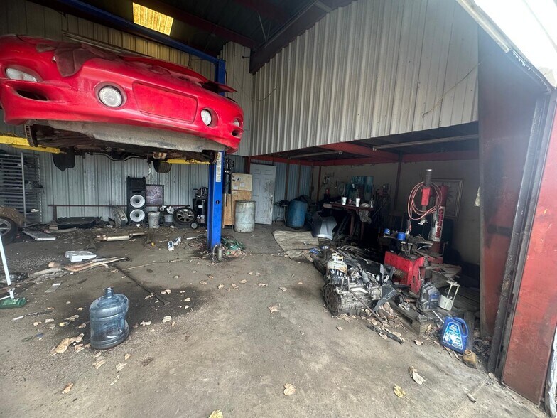 More Photos Of 5454 N Shepherd Dr, Houston Auto Salvage Facility For Lease