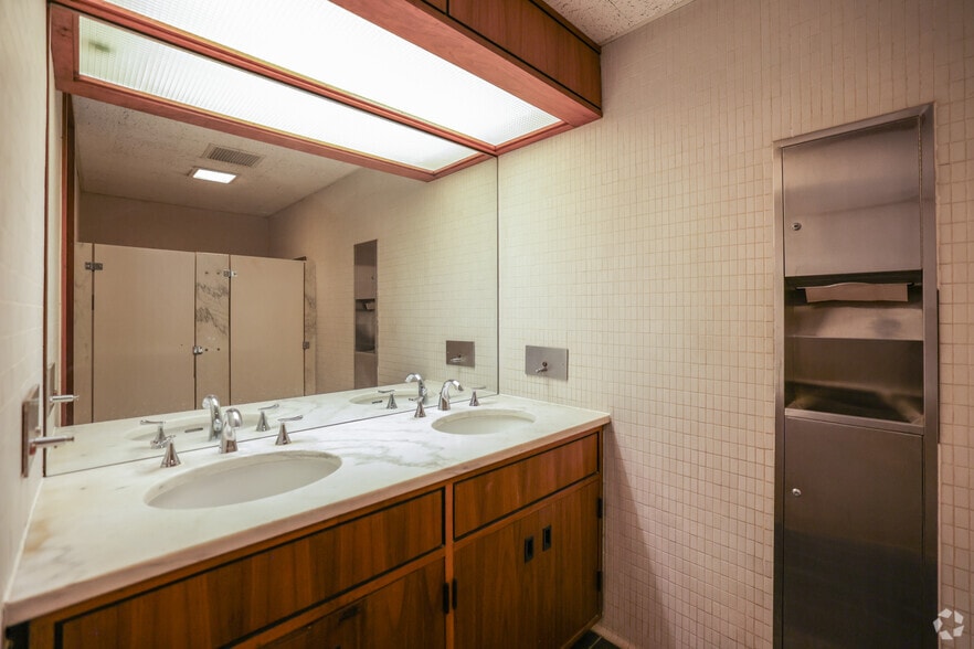 More Photos Of 114 E 5th St, Tulsa Office For Sale