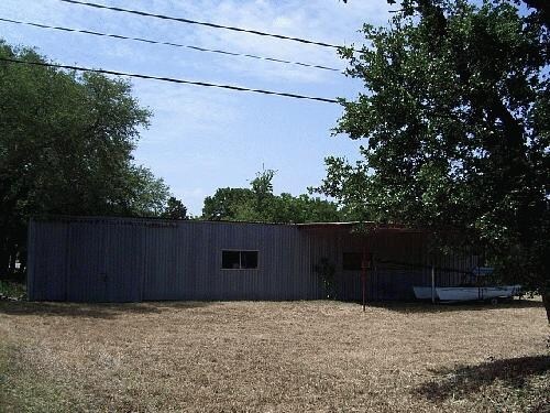 More Photos Of 201 W 9th St, Burnet Warehouse For Lease