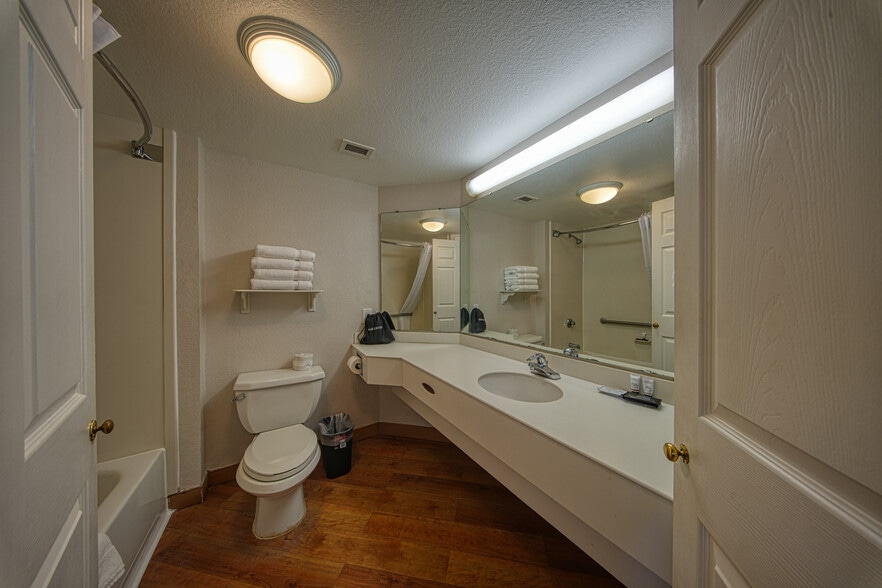 More Photos Of 3944 River Place Dr, Macon-Bibb Hotel For Sale