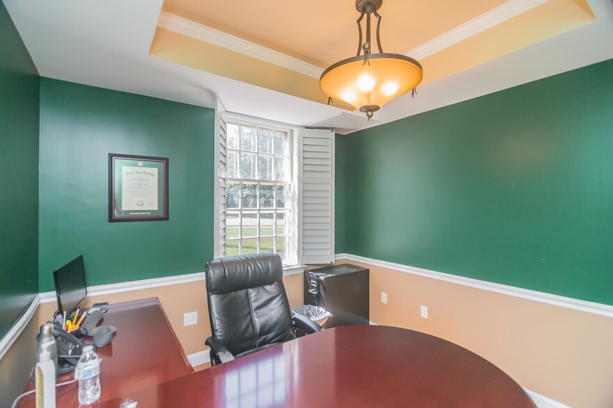 More Photos Of 410 Pine St SE, Vienna Office For Sale