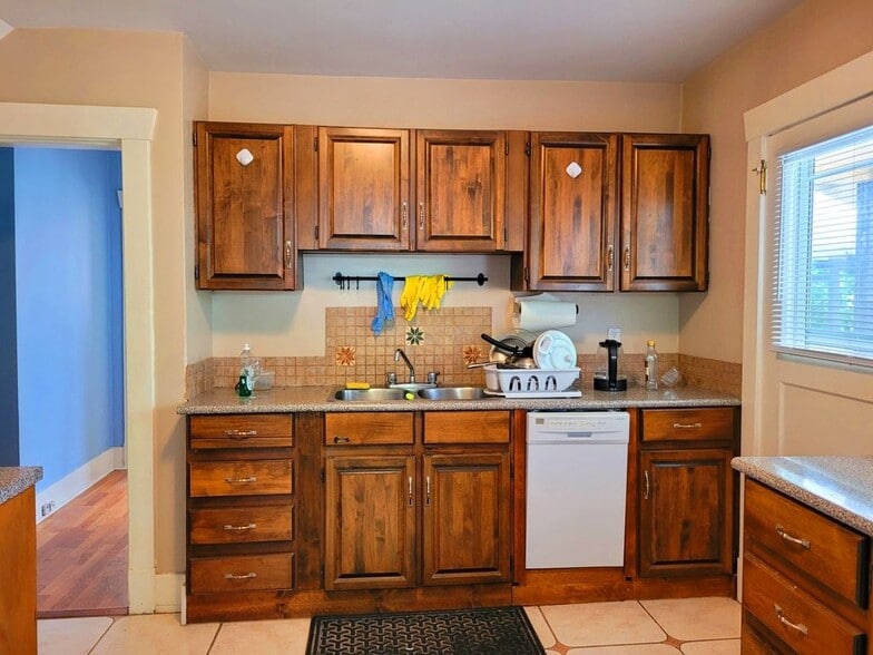 More Photos Of 3346 10th Av W, Vancouver Apartments For Sale