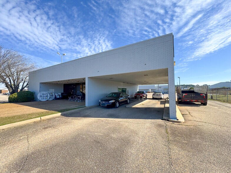 More Photos Of 1808 S Craft Hwy, Chickasaw Office For Lease