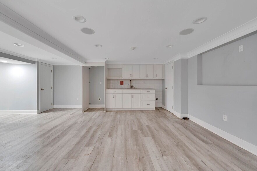 More Photos Of 73 W Merrick Rd, Valley Stream Veterinarian Kennel For Sale