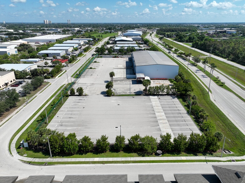 More Photos Of 3843 Ironbridge Blvd, Fort Myers Distribution For Lease