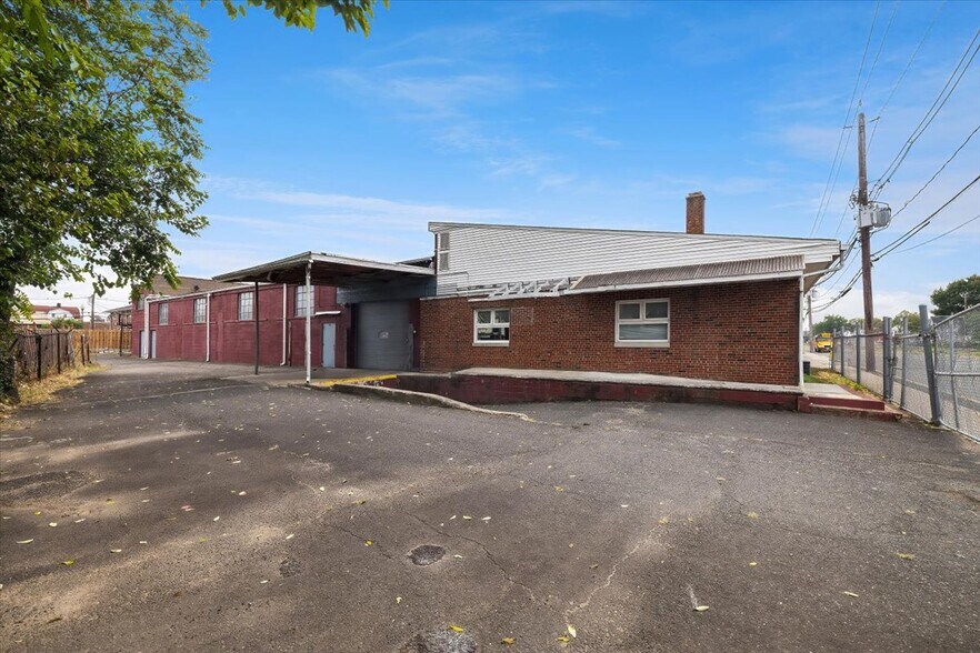 More Photos Of 390-400 Railroad Ave, Hackensack Warehouse For Lease