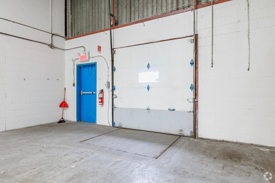 More Photos Of 509-549 Av Lépine, Dorval Warehouse For Lease