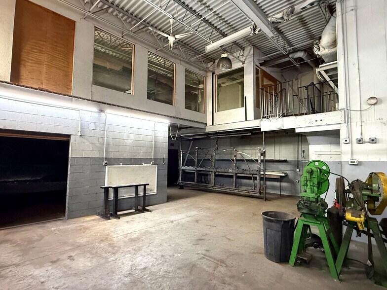 More Photos Of 117 Park Rd, Lexington Showroom For Sale