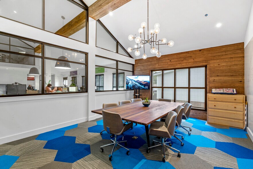 More Photos Of 816 Johnnie Dodds Blvd, Mount Pleasant Office For Lease