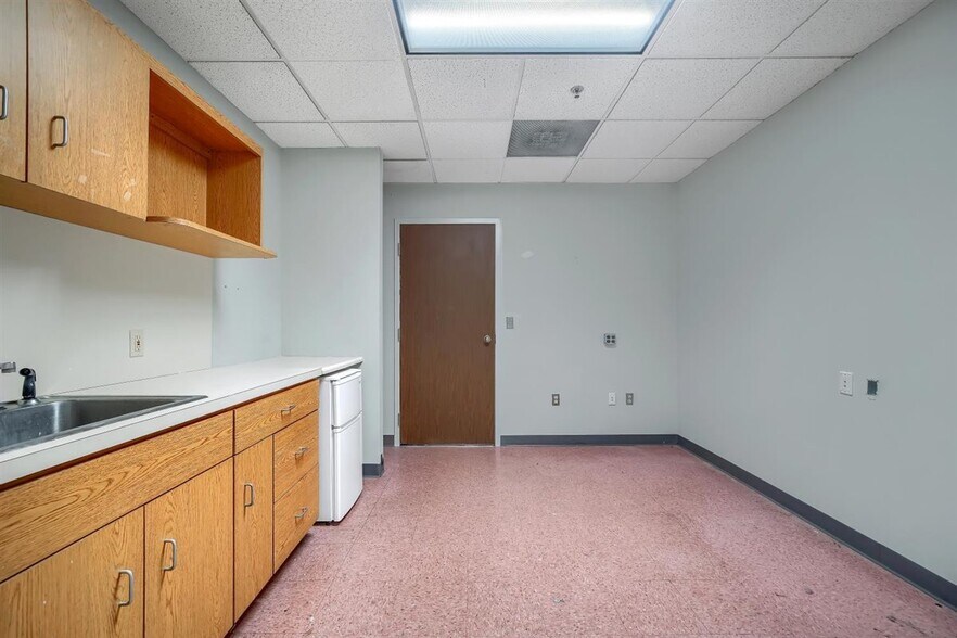 More Photos Of 15 Matthews St, Goshen Office For Sale