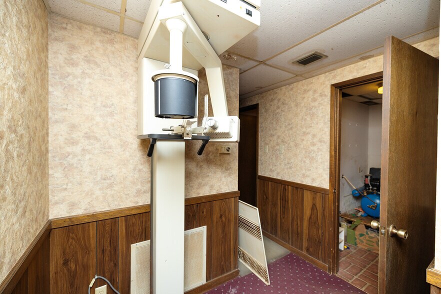 More Photos Of 504 N Poplar St, Peabody Medical For Sale