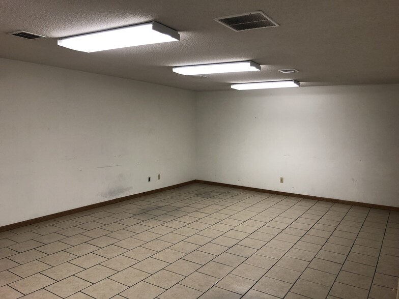 More Photos Of 2530-2536 S Leonine St, Wichita Warehouse For Lease