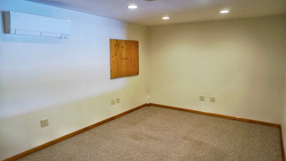 More Photos Of 200 Old County Cir, Windsor Locks Warehouse For Lease