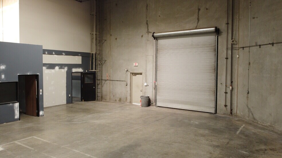 More Photos Of 21130 Centre Pointe Pky, Santa Clarita Warehouse For Lease