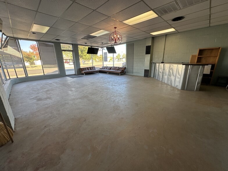 More Photos Of 514 S Broadway, Edmond Auto Dealership For Lease