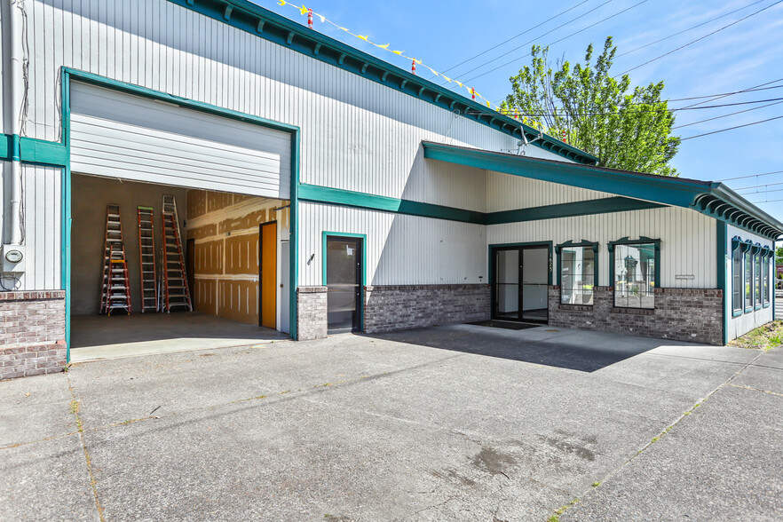 Primary Photo Of 1625 SE Lafayette St, Portland Light Distribution For Lease