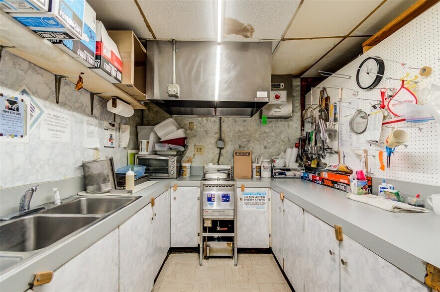 More Photos Of 1705 SW Frank Phillips Blvd, Bartlesville Service Station For Sale
