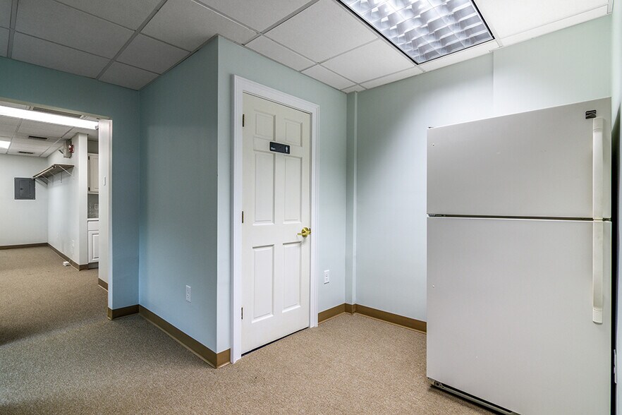 More Photos Of 400 Massasoit Ave, East Providence Medical For Sale