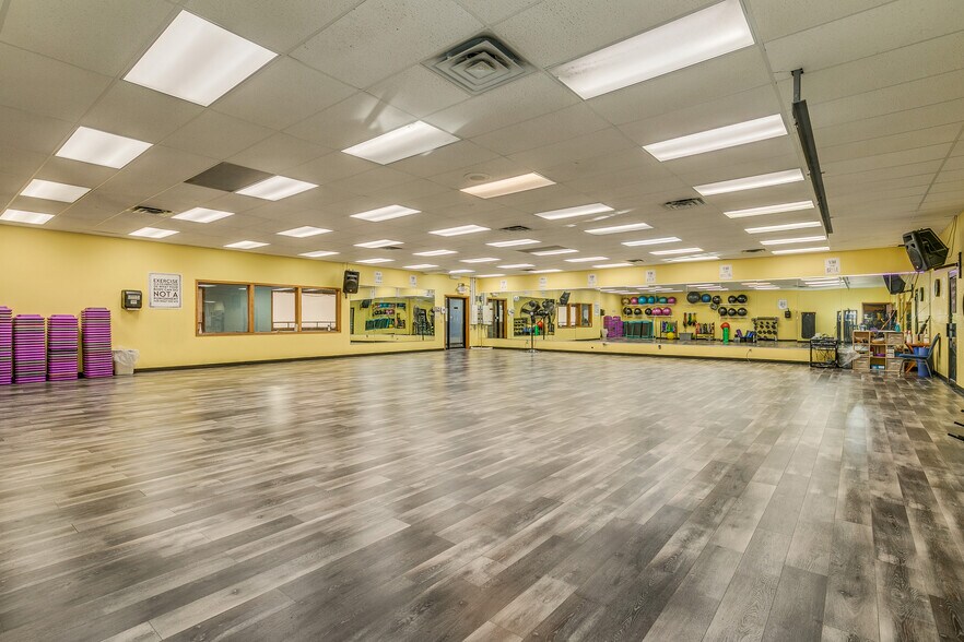 More Photos Of 133 Sandberg Rd, Monticello Storefront For Sale