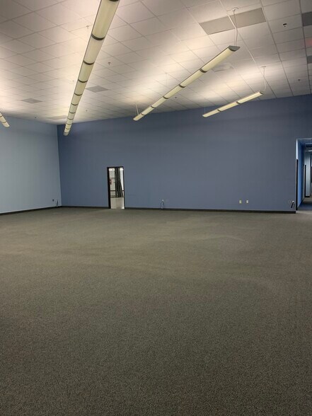 More Photos Of 1955 Lakeway Dr, Lewisville Showroom For Lease