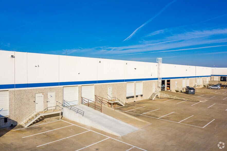 More Photos Of 11420 Mathis Ave, Farmers Branch Unknown For Lease