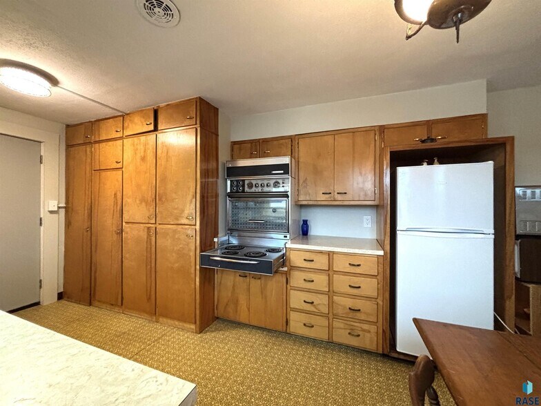 More Photos Of 118 N Broadway Ave, Miller General Retail For Sale