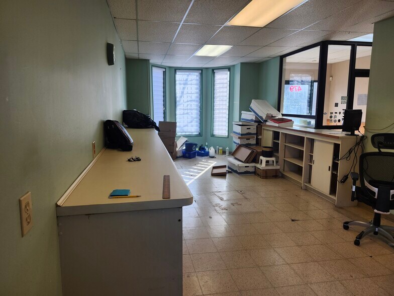 More Photos Of 477-479 Main St E, Hamilton Office For Sale