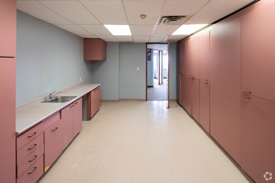 More Photos Of 700 Dorval Dr, Oakville Unknown For Lease