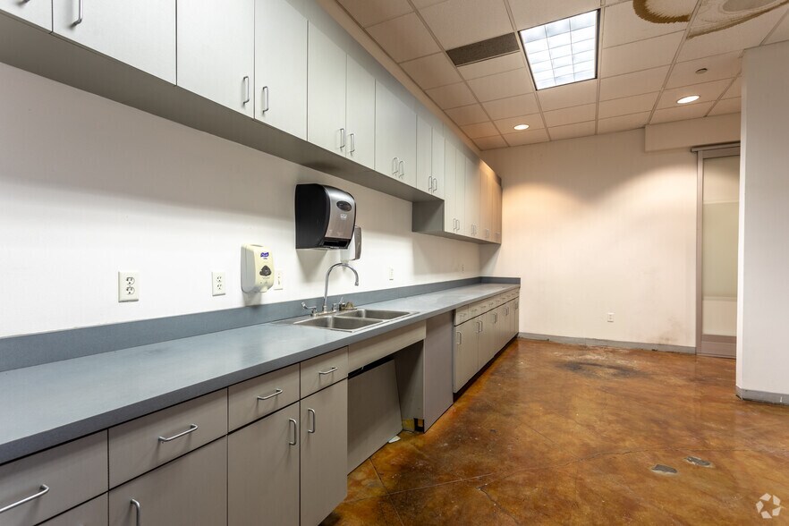 More Photos Of 1703 N Plano Rd, Richardson Unknown For Lease