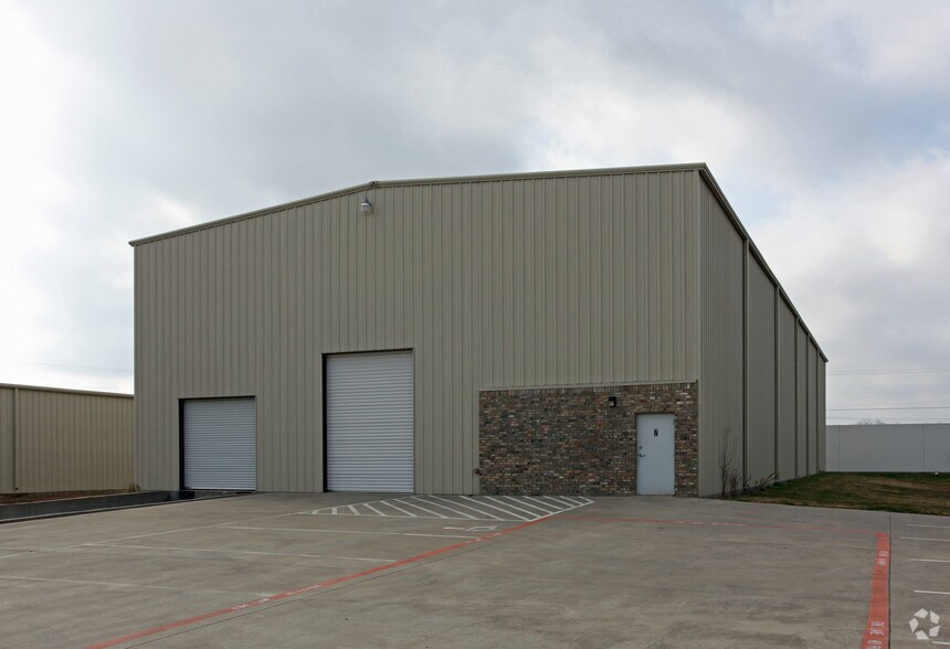 More Photos Of 7 Mustang Cir, Forney Showroom For Sale